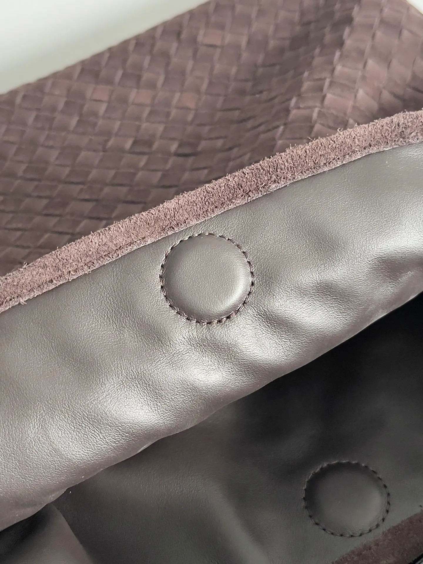 Batch 2160 Recently, I seem to be obsessed with this bag from BV~ The new Hop is really not too beautiful. The whole bag has no seams. The bag body and handles are made of one piece of leather. It embodies the style and essence of Bottega Veneta. It truly represents craftsmanship and creativity. The large size has a very loose and lazy upper body. Big bag lovers will definitely not regret buying it. Style number: 763970 Size: 53*24*13